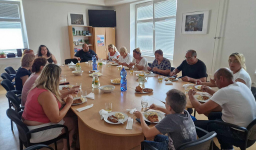 Slávnostné posedenie v KC KOTVA - Bašavel :) V júni 2023 sme v spolupráci s obcou pripravili pre členov Rady KC Kotva slávnostný obed v zasadačke KC. Okrem slávnostného obeda a kávičky s chutnými koláčikmi sme zhodnotili realizáciu opravy chodníka. Povedali sme si čo sa nám podarilo, nepodarilo, čoby Slávnostné posedenie v KC KOTVA - Bašavel :) V júni 2023 sme v spolupráci s obcou pripravili pre členov Rady KC Kotva slávnostný obed v zasadačke KC. Okrem slávnostného obeda a kávičky s chutnými koláčikmi sme zhodnotili realizáciu opravy chodníka. Povedali sme si čo sa nám podarilo, nepodarilo, čoby