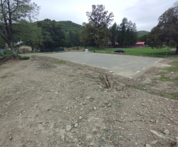 Aktuality / Vybudovanie športového priestoru s multifunkčným ihriskom v obci Ulič - foto