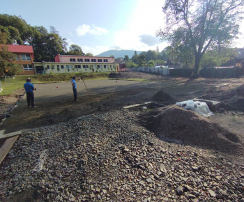 Aktuality / Vybudovanie športového priestoru s multifunkčným ihriskom v obci Ulič - foto