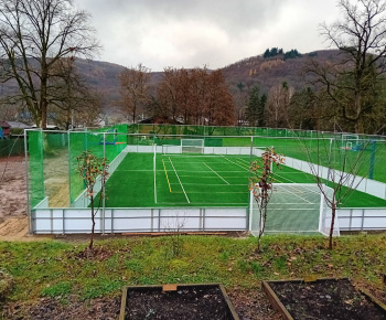 Projekty a granty / Vybudovanie športového priestoru s multifunkčným ihriskom v obci Ulič - foto