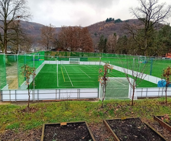 Projekty a granty / Vybudovanie športového priestoru s multifunkčným ihriskom v obci Ulič - foto