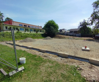 Projekty a granty / Vybudovanie športového priestoru s multifunkčným ihriskom v obci Ulič - foto