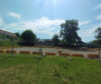 Projekty a granty / Vybudovanie športového priestoru s multifunkčným ihriskom v obci Ulič - foto