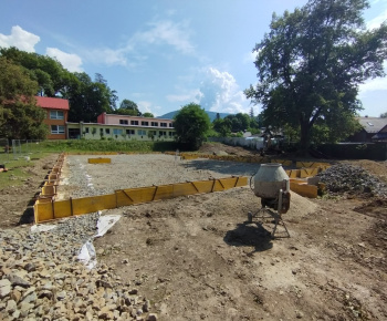 Projekty a granty / Vybudovanie športového priestoru s multifunkčným ihriskom v obci Ulič - foto
