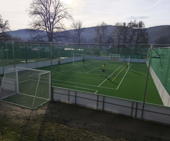 Projekty a granty / Vybudovanie športového priestoru s multifunkčným ihriskom v obci Ulič - foto